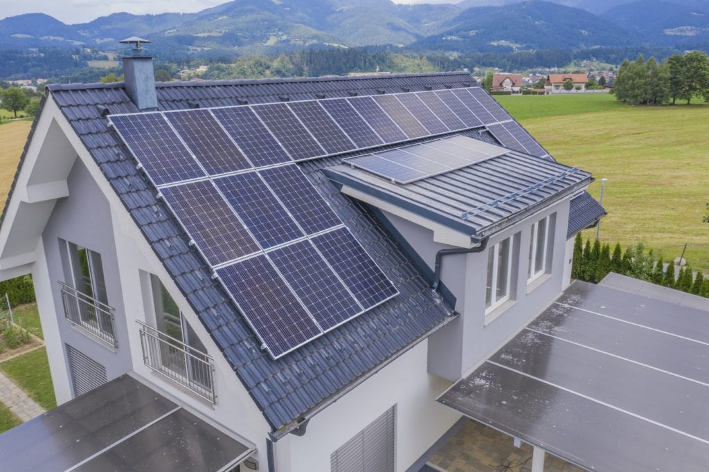 solaranlagen mit speichersystem auf dem dach installiert
