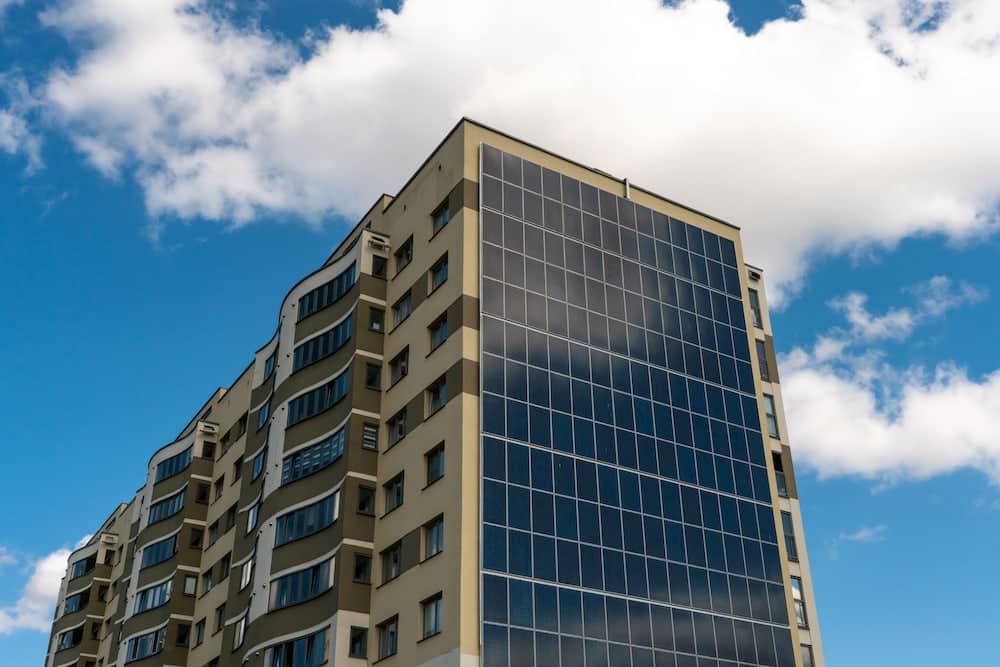 Solarmodule an Häuserfassade